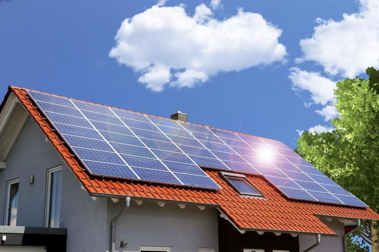 Pourquoi faire appel à un électricien solaire à Saint-Chamas ?